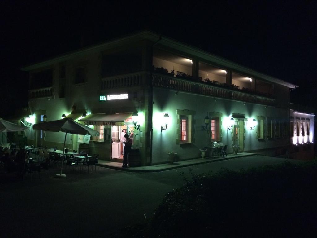 Hostal Zubi XXI Puente La Reina Bagian luar foto