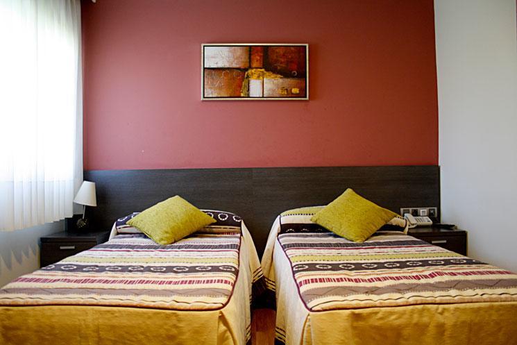 Hostal Zubi XXI Puente La Reina Bagian luar foto