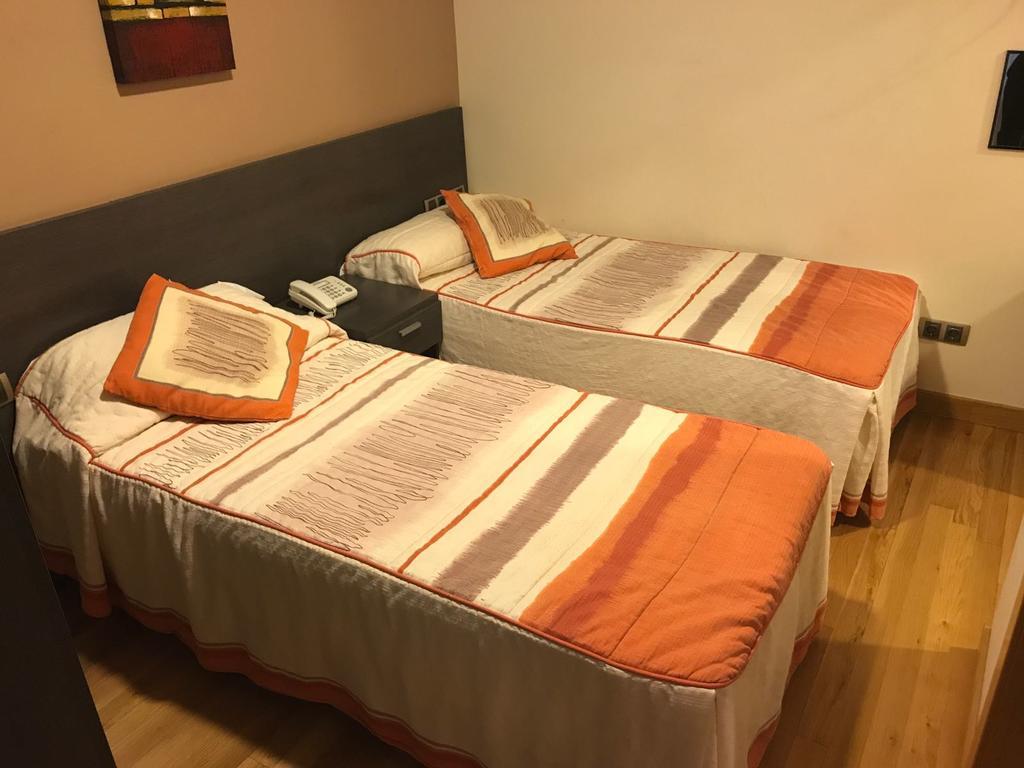 Hostal Zubi XXI Puente La Reina Bagian luar foto