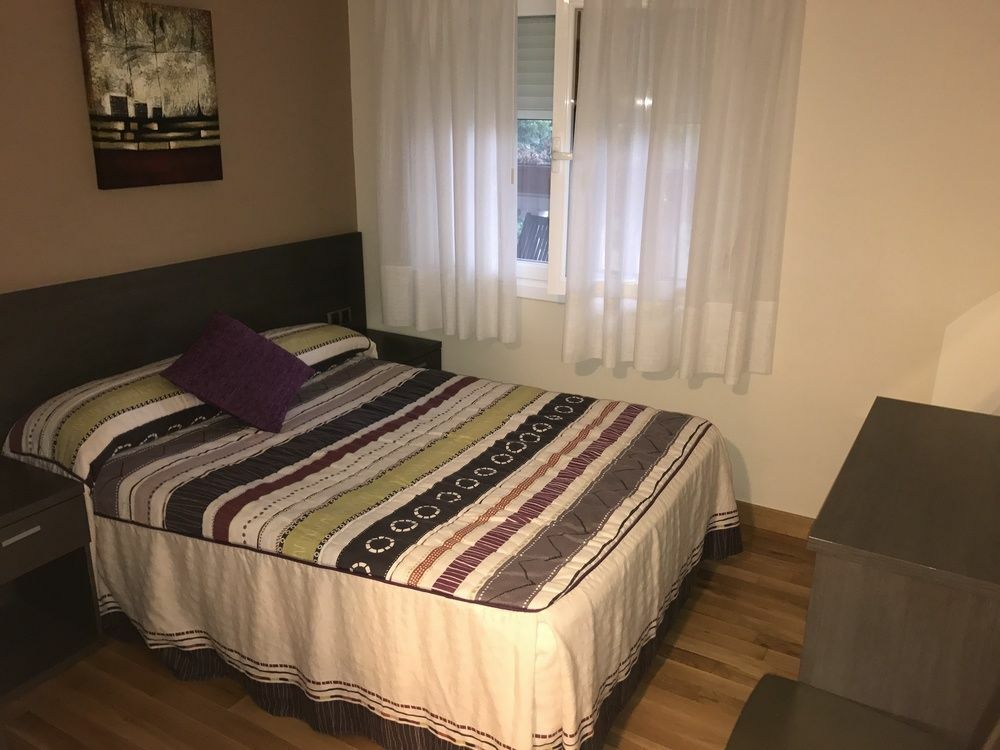 Hostal Zubi XXI Puente La Reina Bagian luar foto