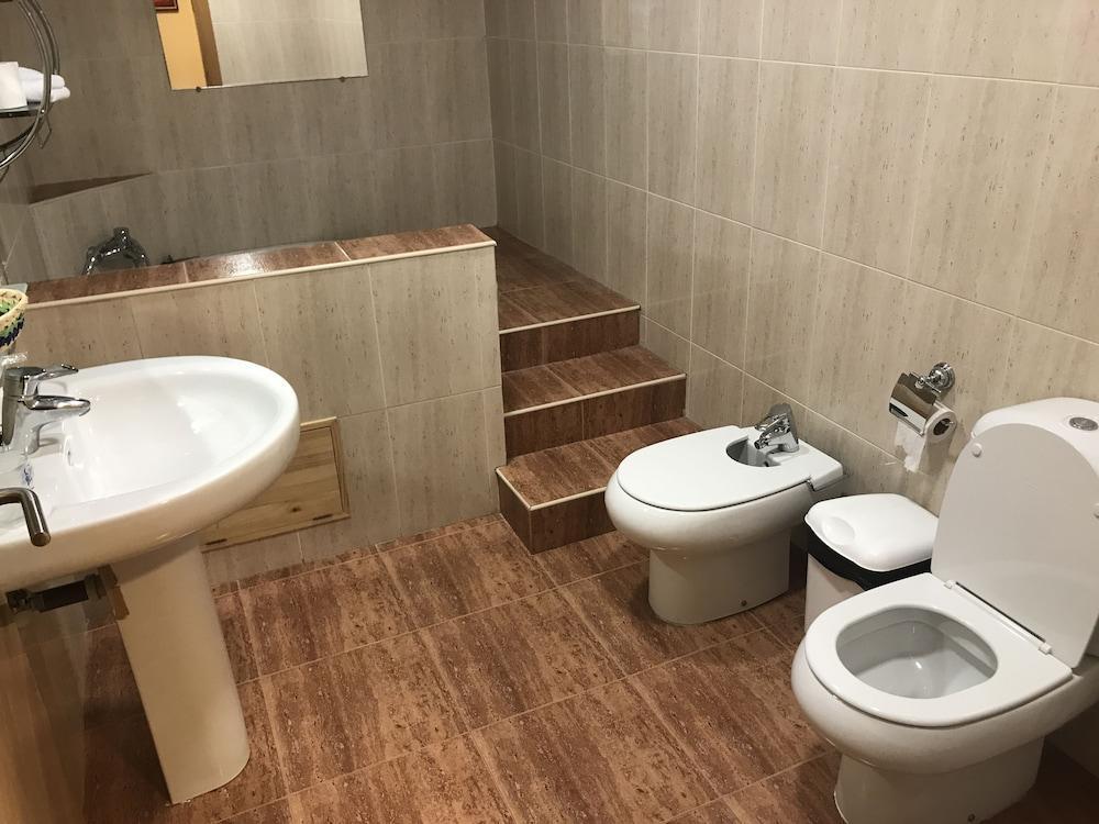 Hostal Zubi XXI Puente La Reina Bagian luar foto