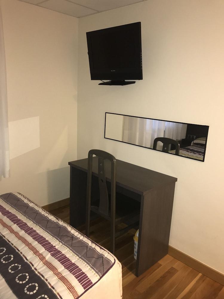 Hostal Zubi XXI Puente La Reina Bagian luar foto